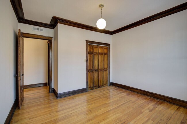 Foto del edificio - 1336 W Waveland Ave