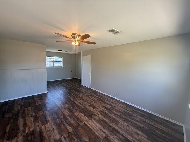 Foto del edificio - 1228 Darby Ave
