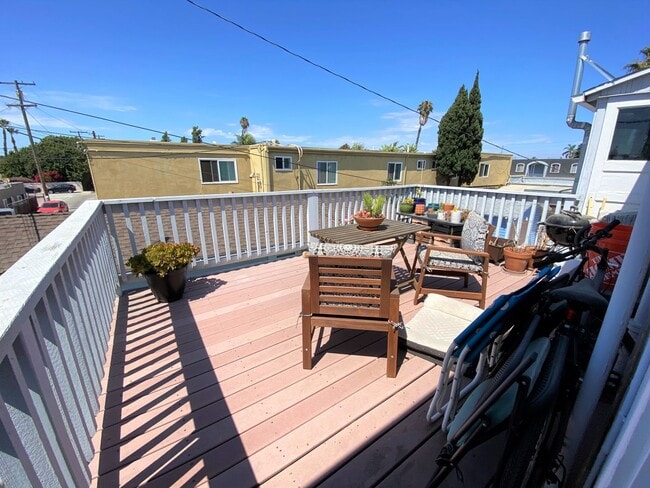 Building Photo - CHARMING NORTH PARKING ONE BEDROOM! LARGE ...