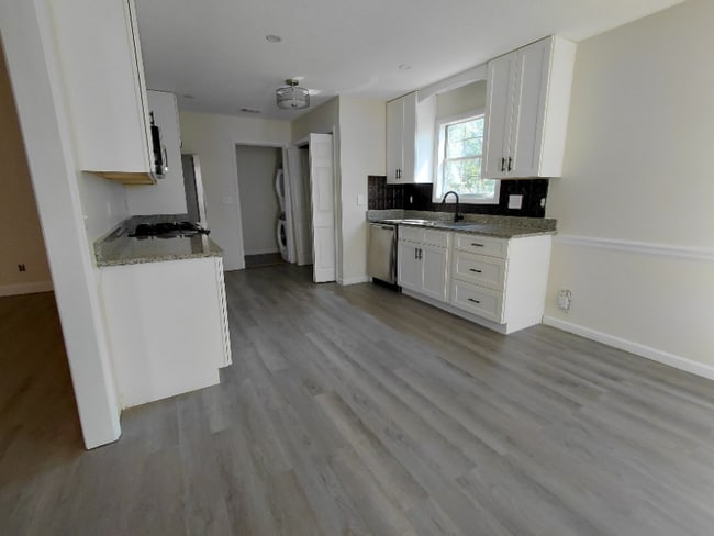 Building Photo - 211 Crakston Ct