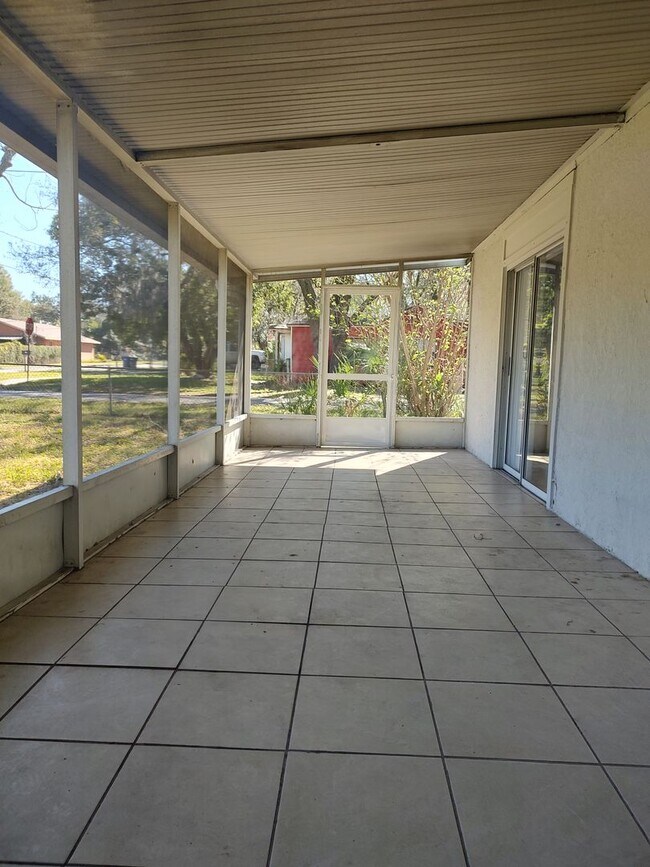 Building Photo - Affordable Centrally located 3 Bedroom Ful...