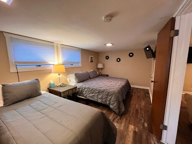 Habitación con cama king y cama individual - 2520 4th Ave S