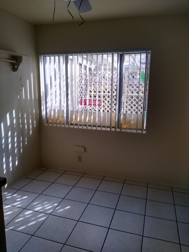 dining room - window - sunny - 1843 E Palmyra Ave