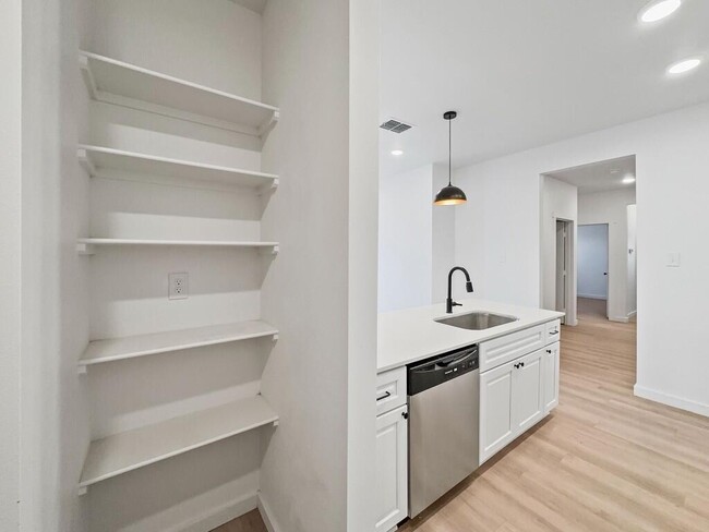 Building Photo - 5811 Urbana Pl