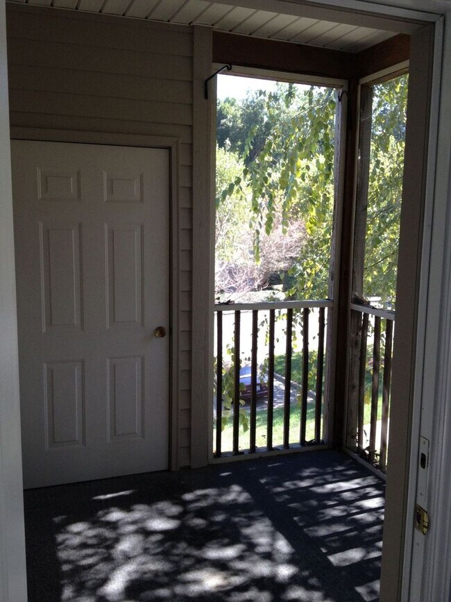 Building Photo - Spacious 2 bedroom 2 bath available now!