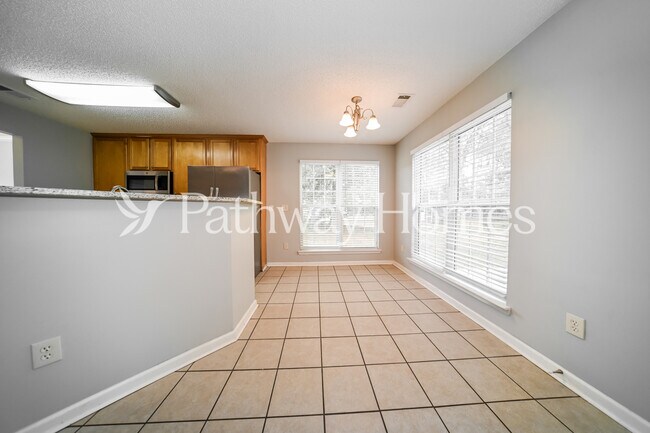 Foto del edificio - 229 Deodar Ln