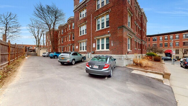 Building Photo - Charming 2 Bedroom Split-No Broker Fee