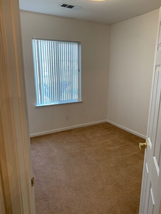 Building Photo - 4 Bedroom 2 Bath Home Available Now!