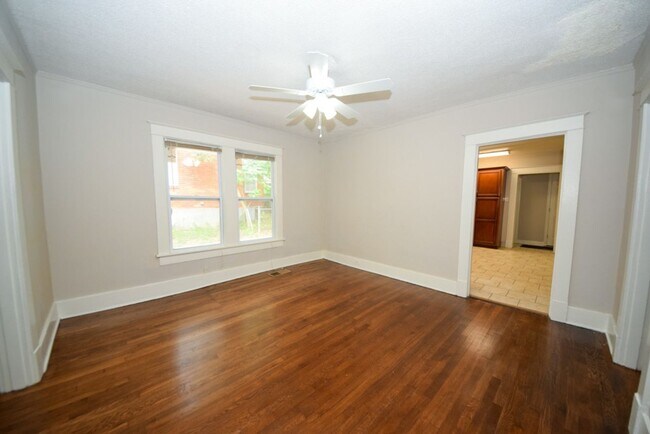 Building Photo - UPDATED BATHS AND KITCHEN WITH SS APPLIANCES near University of Memphis.