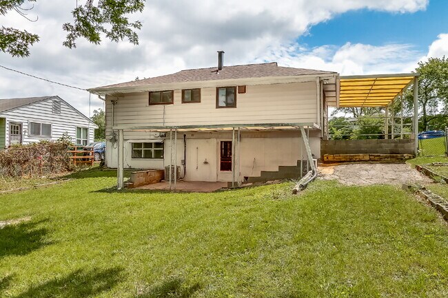 Foto del edificio - "Charming 3-Bedroom Retreat in St. Louis with Spacious Living!"