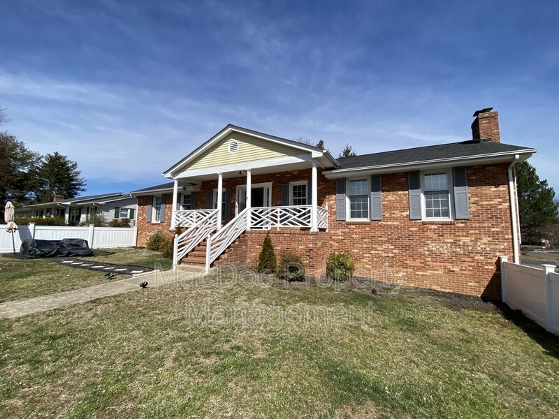 Foto principal - 219 Butternut Dr