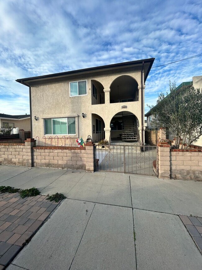 Building Photo - 1028 W 24th St