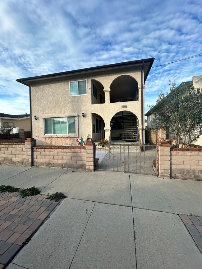 Building Photo - 1028 W 24th St