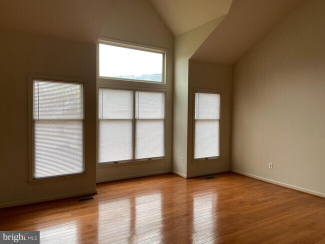 Building Photo - 10225 Clubhouse Ct