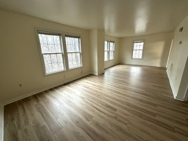 Foto del edificio - COMING SOON! Charming Colonial in Peaceful Wooded Setting in Westminster!