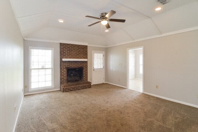 Building Photo - Charming 4-Bedroom Home