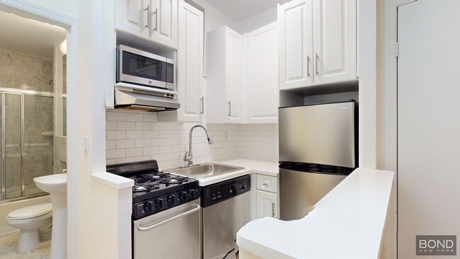 Building Photo - 210 E 83rd St
