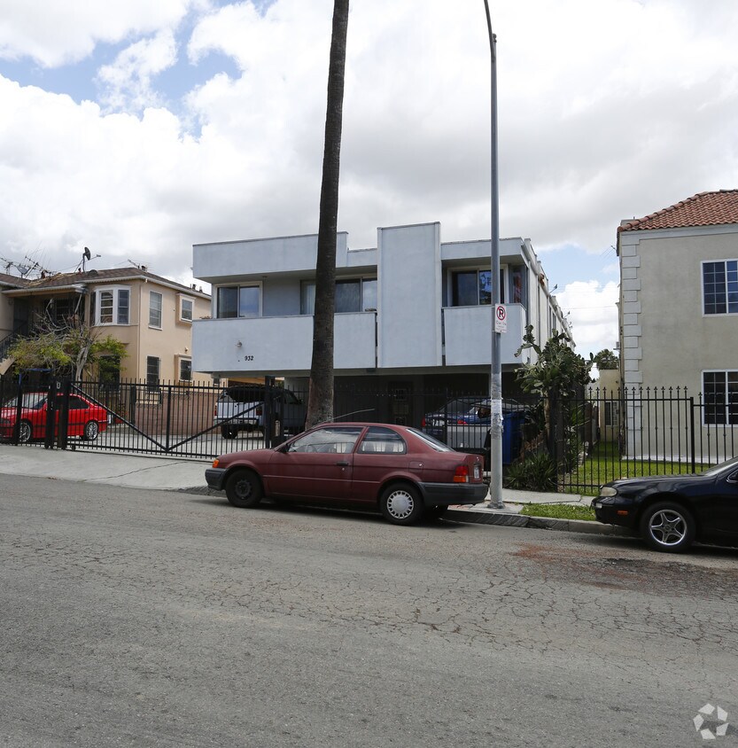 Building Photo - 932 S Kenmore Ave