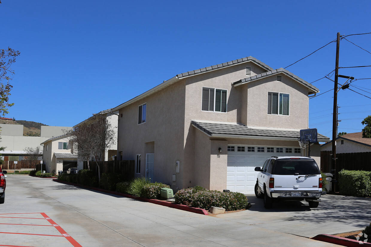 Primary Photo - 1178 Persimmon Ave