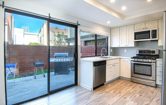 Foto del edificio - 2064 S June Pl