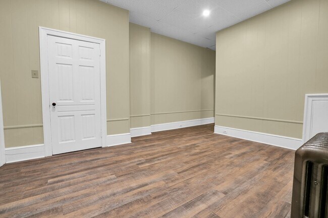 Building Photo - Newly Updated , Spacious 1st Floor Rental ...