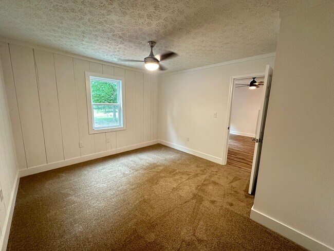 Building Photo - Remodeled Detached Above-Garage Hull Apart...