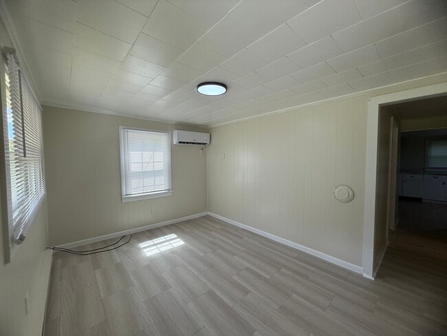 Building Photo - 1208 S Coolwell Rd