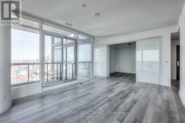 Photo du bâtiment - 290 Adelaide St W