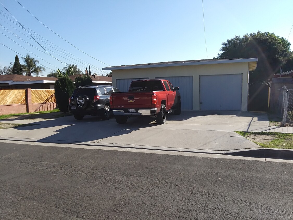 Front of building/parking - 3530 W 11th St