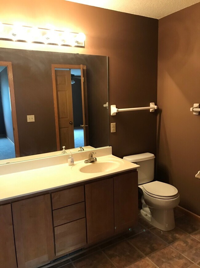 Foto del edificio - End Unit Town home *2Bed with Loft & 1.5Ba...