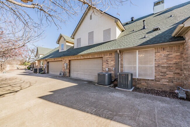 Foto del edificio - UPDATED and SPACIOUS 3/3 Townhome near Cou...