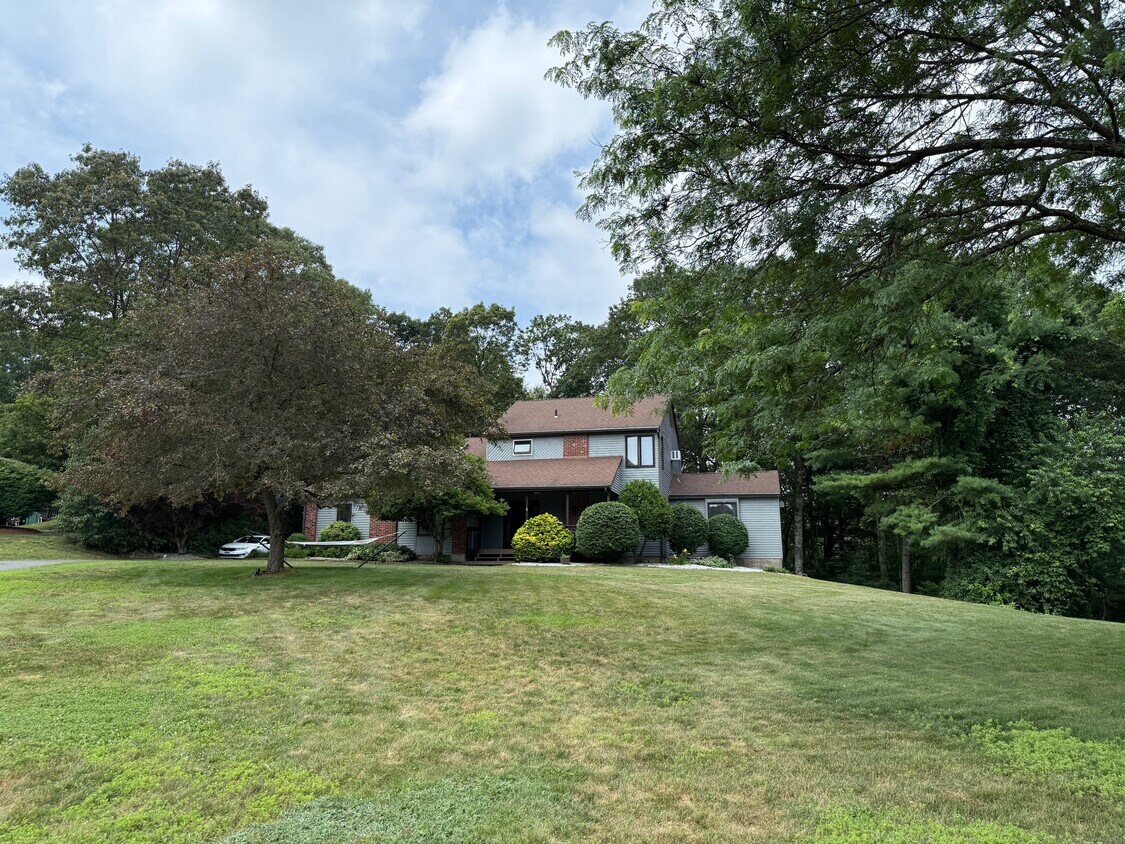 Foto del edificio - 69 Tolland Farms Rd