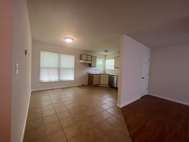 Foto del edificio - 4-bedroom 1.5 baths house near I-44
