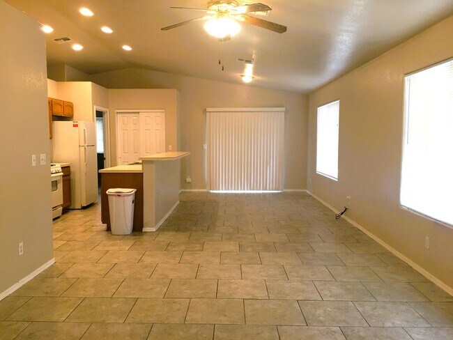 Foto del edificio - 3-Bedroom Single Family Home with Central Cooling, Attached Garage, and Tile Flooring