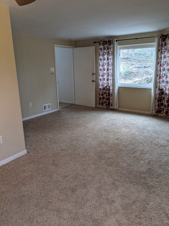 4409 Superior St Unit Second Floor, Munhall, PA 15120 Apartments in Munhall, PA