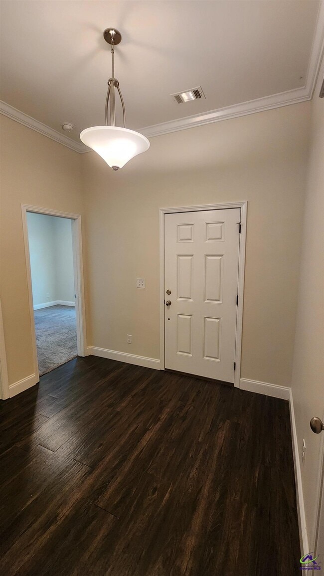 Building Photo - 102 Village Walk