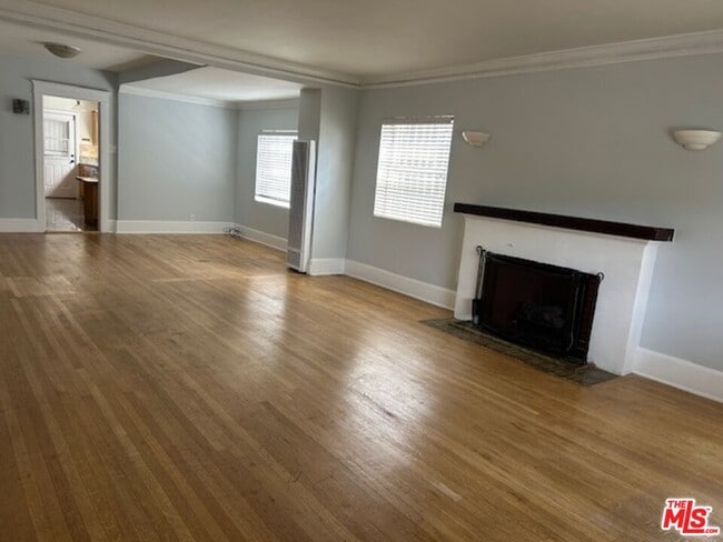 Building Photo - 860 Serrano Pl