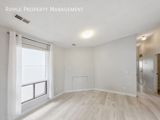 Photo du bâtiment - CHARMING & SPACIOUS 2 BEDS, 1 BATH DUPLEX UPPER UNIT | UNBEATABLE SW LOCATION NEAR THE RIVER