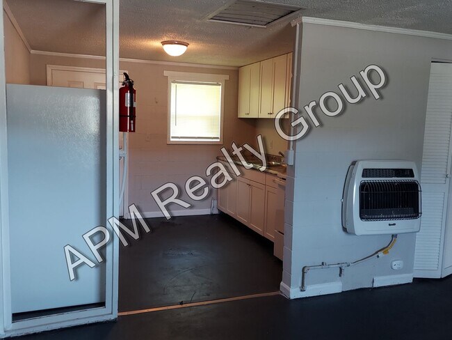 Building Photo - Renovated two bedroom near Harden Street