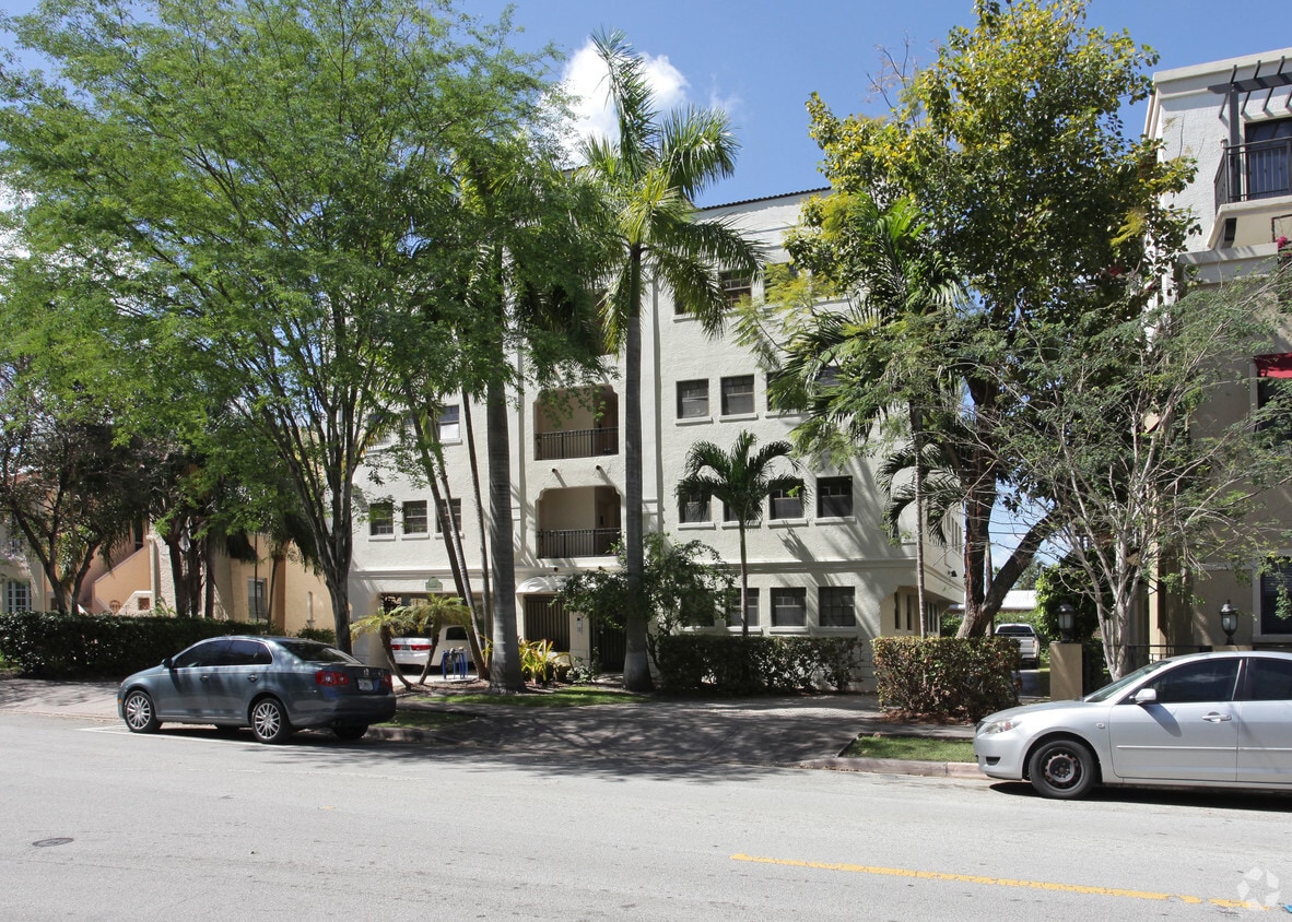 Building Photo - 842 Salzedo St