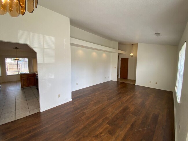 Building Photo - Lovely home for Rent in NW Visalia, located in the Oak West Neighborhood. Coming soon
