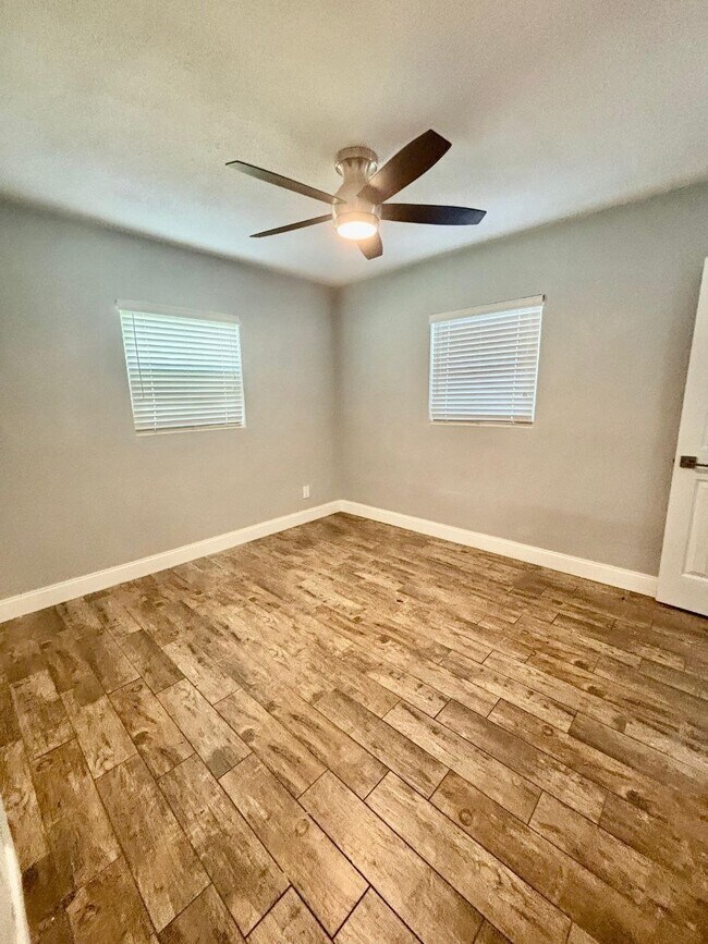 Foto del edificio - 7622 Cassino Ave
