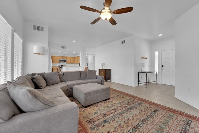 Building Photo - Charming 2 bedrooms 2 Bathrooms in the Amb...