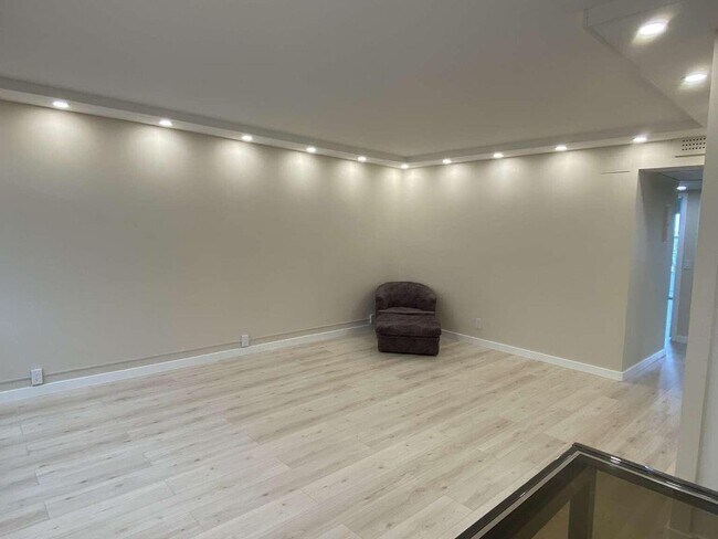 Foto del edificio - 4048 Exeter C