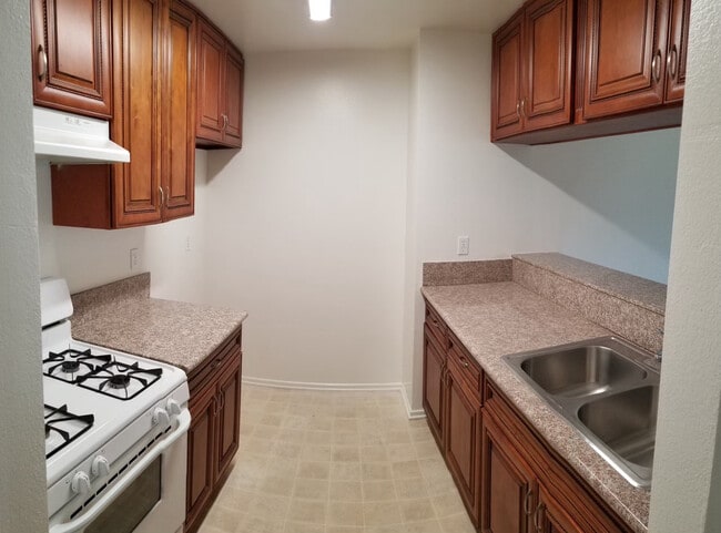 Building Photo - 1586 Yosemite Dr