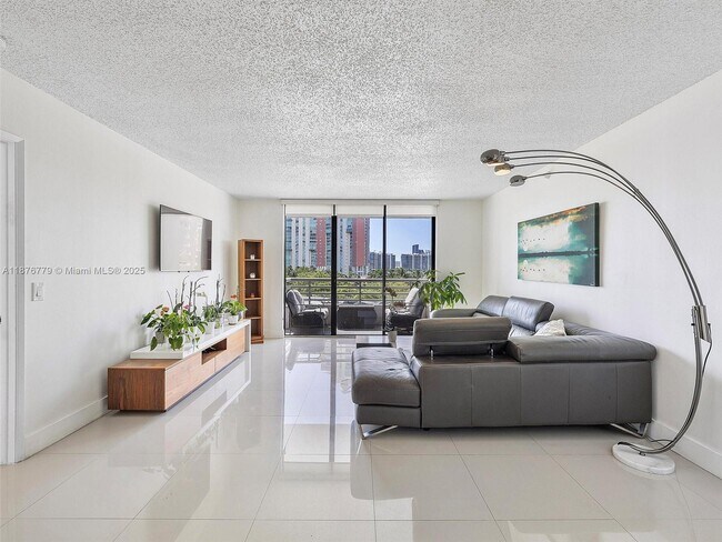 Foto del edificio - 3300 NE 191st St