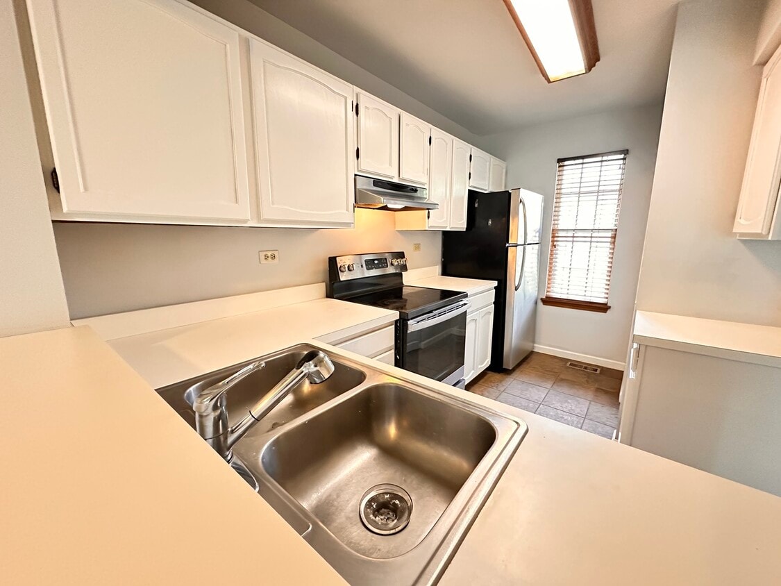 51 Crab Tree Dr, Westmont, IL 60559 Townhome Rentals in Westmont IL