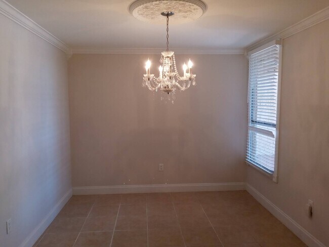 Building Photo - 536 Orange Dr