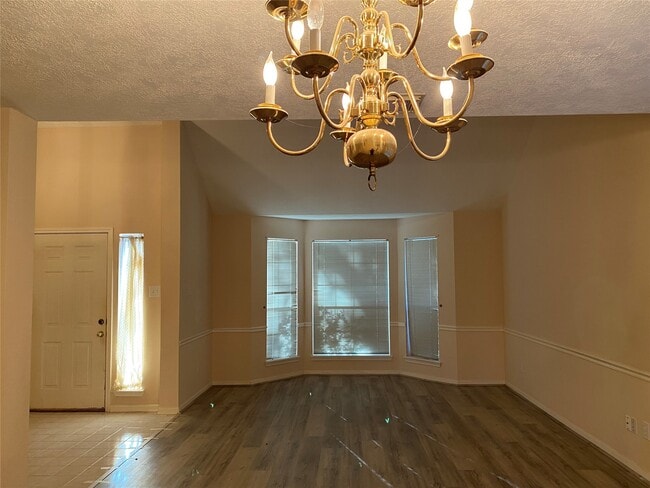 Foto del edificio - 215 W New Meadows Dr