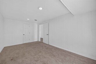Building Photo - 6207 Heron Dr